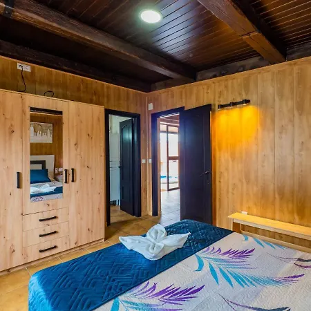 Cubo's Casa Moncayo Del Aguila *